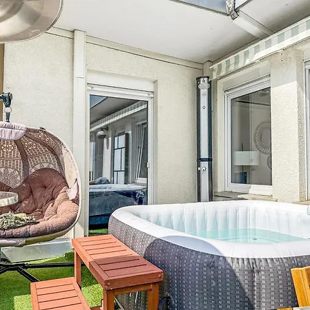 Апартаменты Rooftop Penthouse With Hot Tub